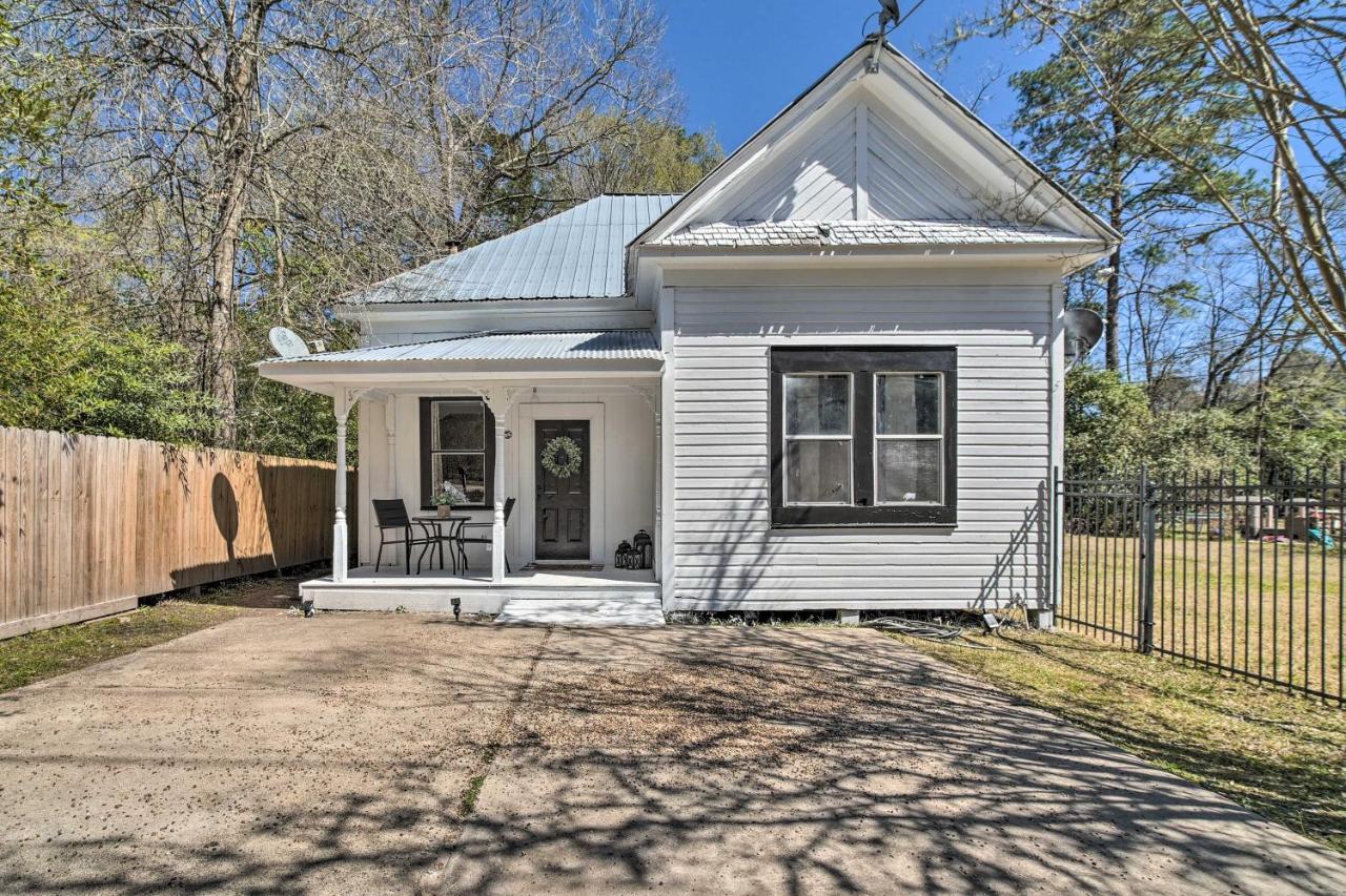 Holiday home Cozy House With Fenced Yard And Patio! Livingston